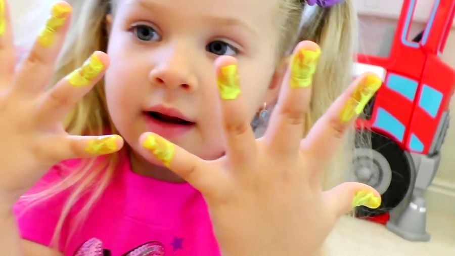 ماجراهای دیانا و روما - بازی دیانا و روما با لاک های رنگارنگ